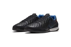 Nike Tiempo Legend 8 Academy Indoor Zwart/blauw -Winkel voor professionele voetbaluitrusting 37091856 3