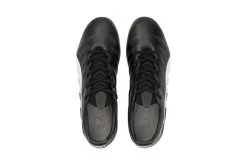 Puma King Platinum 21 MxSG Voetbalschoen Zwart/wit -Winkel voor professionele voetbaluitrusting 37092342 4