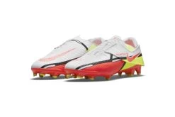 Nike Phantom GT2 Academy FlyEase MG Voetbalschoen Wit/bright Crimson/volt -Winkel voor professionele voetbaluitrusting 37096609 3