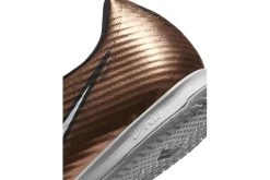 Nike Zoom Mercurial Vapor 15 Academy IC Voetbalschoenen Metallic Copper Heren -Winkel voor professionele voetbaluitrusting 37104278 5
