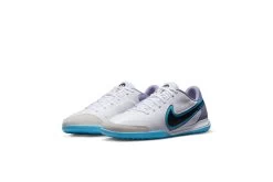 Nike Tiempo Legend 9 Academy IC Voetbalschoen Wit/baltic Blue -Winkel voor professionele voetbaluitrusting 37107738 3